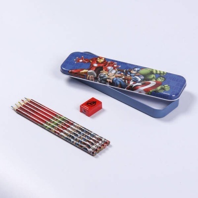 Estojo metálico azul com super-heróis e seis lápis com padrão colorido e mini borracha vermelha
