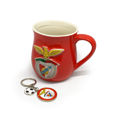 Caneca vermelha com emblema do SL Benfica e porta-chaves com tema de futebol
