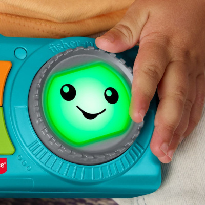 Brinquedo educativo com luz verde e rosto sorridente com mão de criança