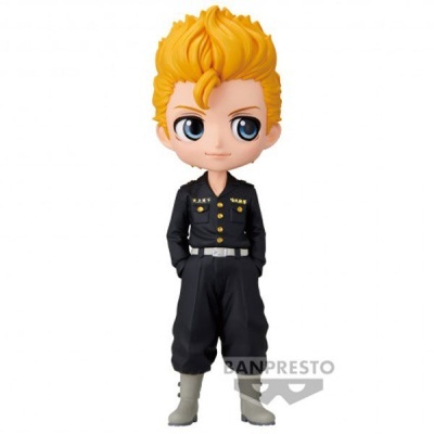 Figura colecionável personagem com cabelo laranja e roupa preta