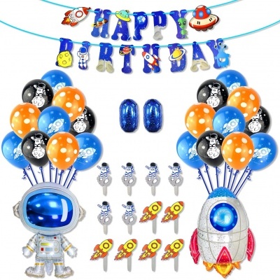Decoração de aniversário com tema espacial e balões coloridos