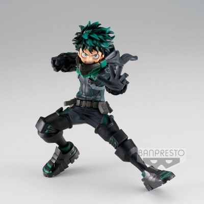 Figura anime preto e verde em pose dinâmica com cabelo verde
