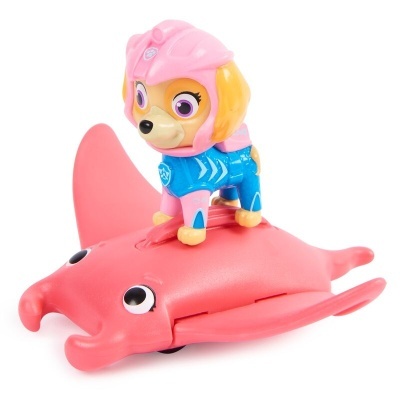 Brinquedo de cão com capacete rosa em cima de arraia cor-de-rosa