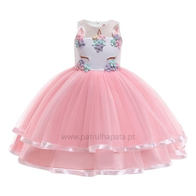 Vestido infantil cor-de-rosa com saia rodada de tule e corpo branco decorado com flores tridimensionais