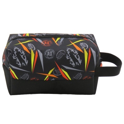 Necessaire preta com padrão colorido e pega lateral