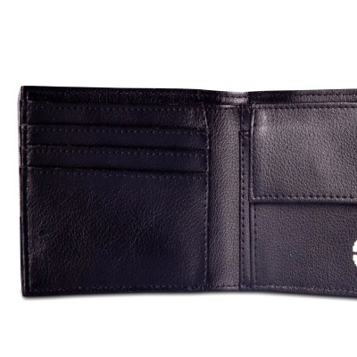 Carteira masculina em couro preto com compartimentos para cartões e bolso para notas