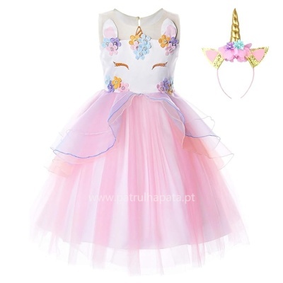 Vestido infantil branco e rosa com decoração de flores e faixa no cabelo com orelhas de unicórnio.