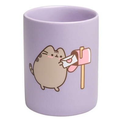 Caneca lilás com ilustração de gato a colocar carta em caixa de correio