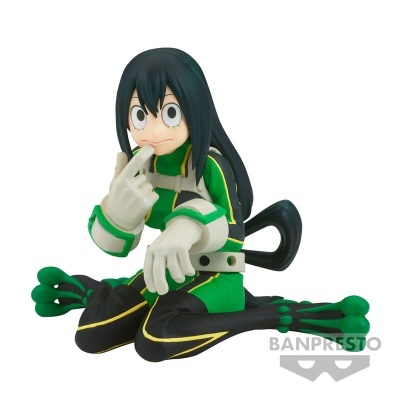 Figura colecionável de anime com fato verde, preto e amarelo sentada