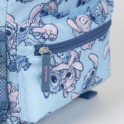 Mochila azul com padrão de personagens Stitch e bolso frontal com fecho