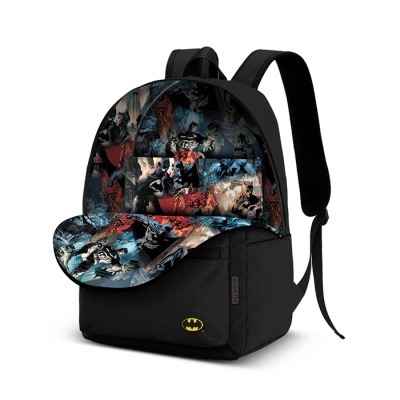 Mochila preta com imagens do Batman e logo amarelo na parte frontal