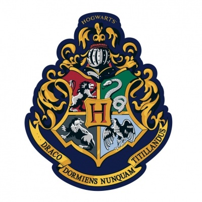 Emblema de Hogwarts com quatro brasões coloridos e texto em latim