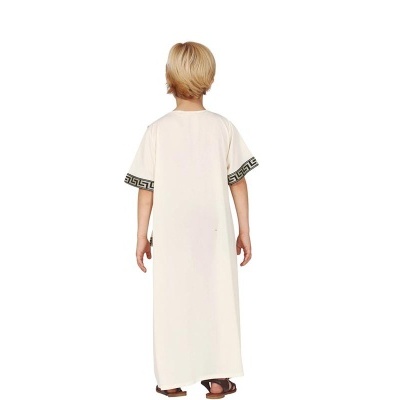 Criança de costas com túnica branca longa com padrões nas mangas