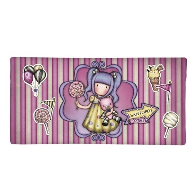 Tapete rosa e lilás com desenho de menina e doces, texto SANTORO gorjuss