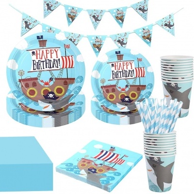 Conjunto de artigos de festa de papel com tema de pirata e tubarão, azul claro, com texto Happy Birthday