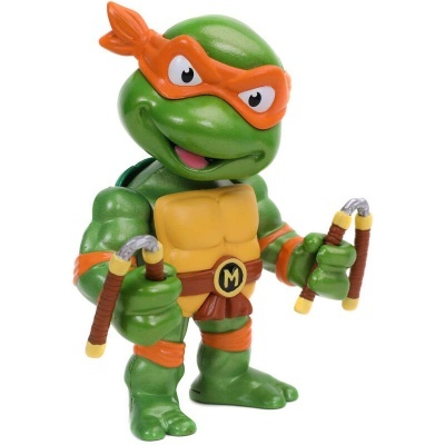 Boneco de tartaruga verde com máscara laranja e nunchakus
