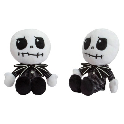 Peluches do personagem Jack Skellington com cabeça branca e roupa preta riscada.