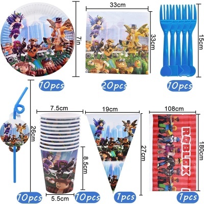 Conjunto de artigos para festa Roblox coloridos com personagens e logo, incluindo pratos, guardanapos, garfos, palhinhas, copos, decoração triangular e toalha de mesa.