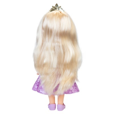 Boneca com cabelo loiro longo, vestido roxo e coroa dourada vista de costas