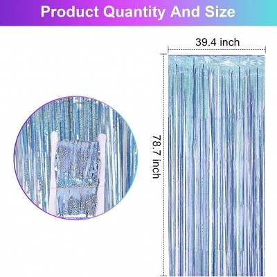 Cortina decorativa metálica prateada com laço para pendurar e dimensões indicadas