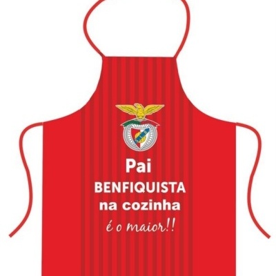 Avental vermelho do Benfica com texto e emblema do clube