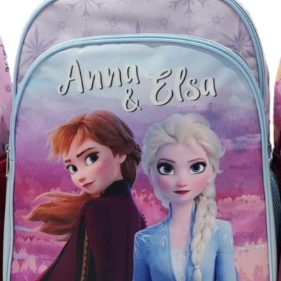 Mochila azul e lilás com imagem das personagens Anna e Elsa e texto