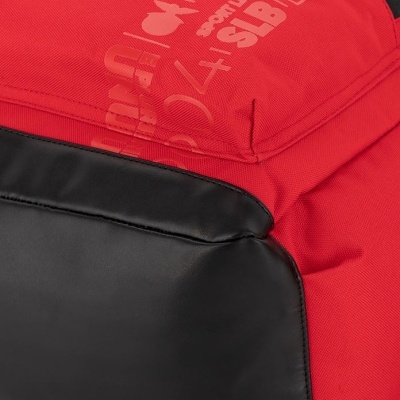 Mochila vermelha com bolso frontal preto e texto impresso