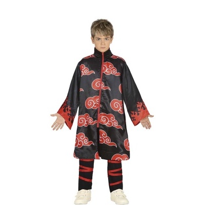 Criança com casaco preto e vermelho, calças pretas e sapatilhas brancas