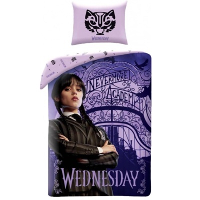 Conjunto de cama lilás e roxo com personagem Wednesday Addams e texto em inglês.
