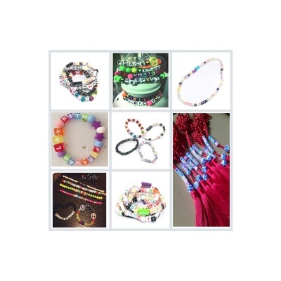 Pulseiras coloridas de contas com letras e acessórios em fundo claro e escuro