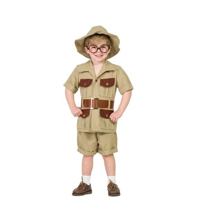 Criança vestida com roupa de explorador safari bege com chapéu, camisa, cinto, calções, meias brancas e sapatos castanhos