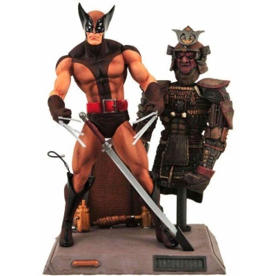 Figura de ação Wolverine com armadura samurai ao lado