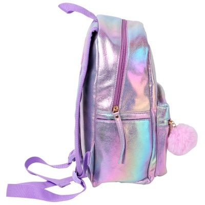 Mochila pequena iridescente rosa com alças lilás e pompom cor-de-rosa no zíper