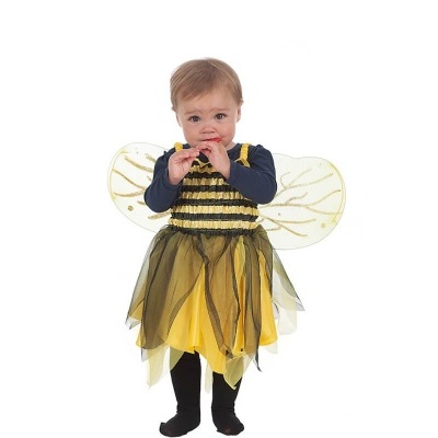 Criança com fantasia de abelha com asas douradas, em fundo branco