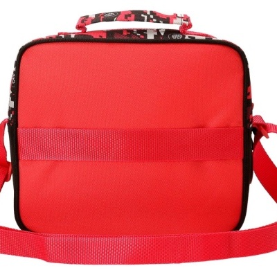 Bolsa térmica vermelha com alça ajustável e pega, em tecido sintético.