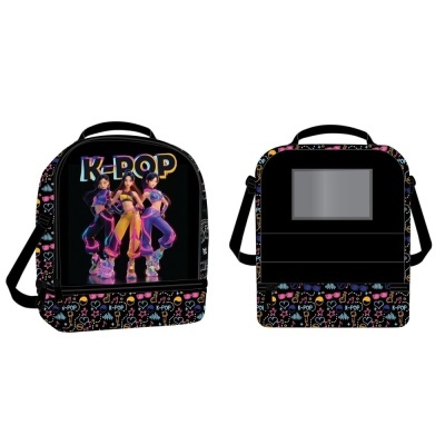 Mochila preta decorada com padrão colorido e imagem de personagens K-POP