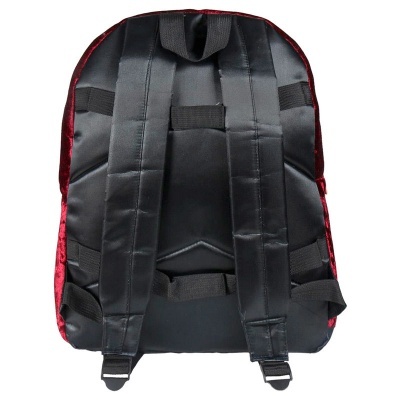 Mochila preta com detalhes vermelhos vista pelas costas.