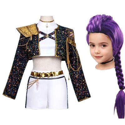 Conjunto de fantasia com casaco brilhante, top branco, calções brancos e peruca roxa com trança.
