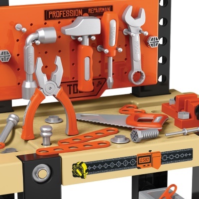 Conjunto de ferramentas de brinquedo em plástico laranja e cinzento numa bancada de trabalho