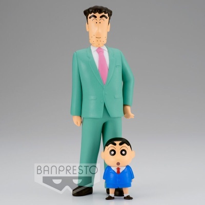 Duas figuras de ação Banpresto, uma alta de fato verde e outra pequena de fato azul, com fundo cinza