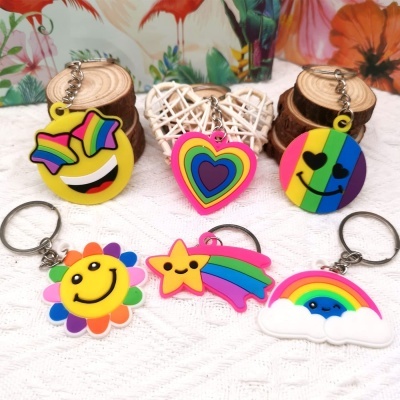 Porta-chaves coloridos de silicone com emojis e desenhos diversos sobre fundo branco e madeira