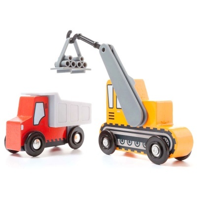 Brinquedos de construção em madeira com camião vermelho e escavadora amarela