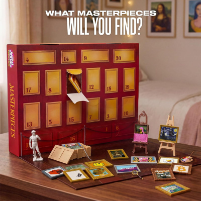 Caixa de calendário comemorativo com miniaturas de quadros e escultura em mesa