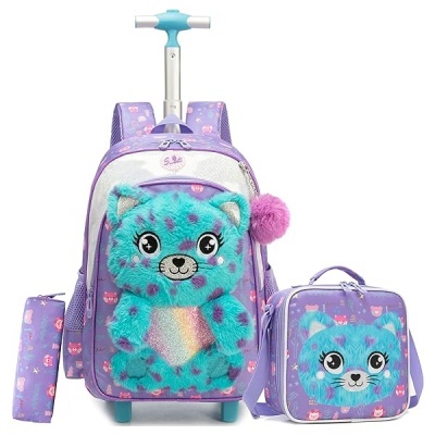 Mochila de rodinhas lilás com pelúcia de urso azul e acessórios coordenados