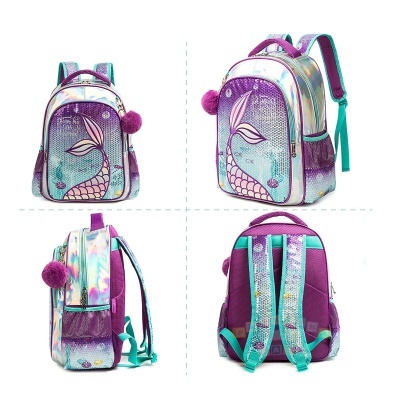 Mochila escolar roxa com padrão de sereia e pompom roxo