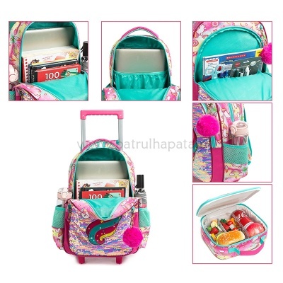 Mochila escolar colorida com asas de unicórnio, rodinhas, cabo rosa, vários compartimentos e estojo térmico aberto com alimentos