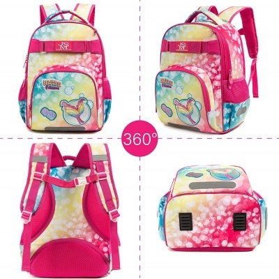 Mochila colorida com unicornio e texto LEGENDARY AMIGO vista de quatro ângulos diferentes.