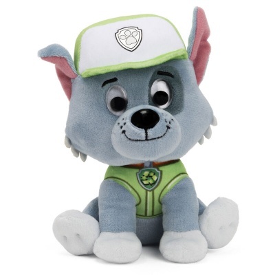 Boneco de peluche de cão com colete verde e boné branco com borda verde