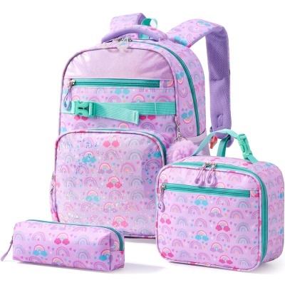 Mochila, estojo e lancheira rosa com padrão de arco-íris e nuvens