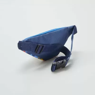 Pochete azul com fecho e ajuste em cinta larga em fundo claro